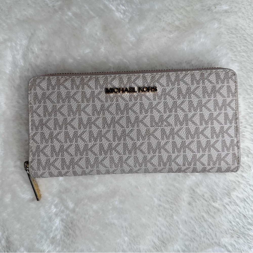 Michael Kors Jet Set Travel Zippy Wallet - Picture 13 of 14